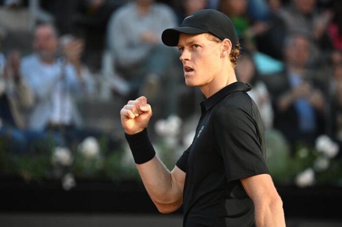 EL tenista italiano Jannik Sinner celebra un punto ante Casper Ruud en la final de Roma. EFE/EPA/RICCARDO ANTIMIANI
