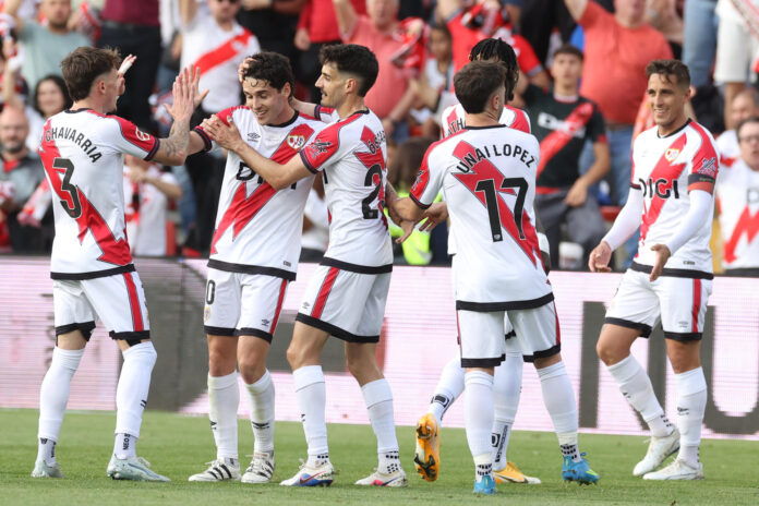 Un gol de Sergio Camello a los 28 minutos permite al Rayo ganar al descanso al Villarreal (1-0) en el partido correspondiente a la jornada 37 de LaLiga EA Sports que se disputa en el Estadio de Vallecas. EFE/Victor Lerena

