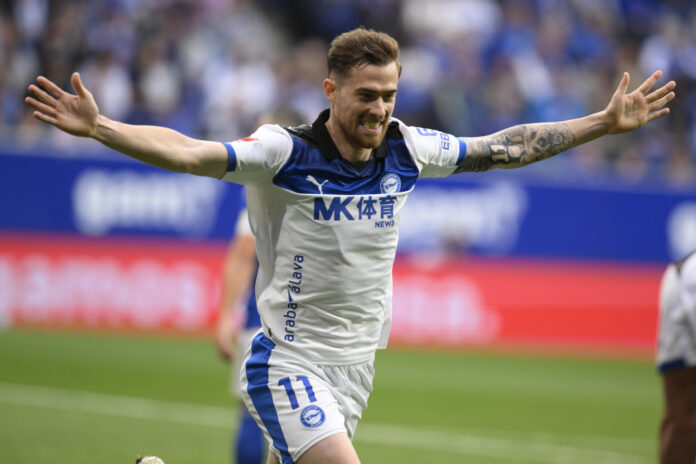 El delantero del Alavés Antonio Martínez celebra su gol, durante el encuentro de la jornada 37 de LaLiga entre el Real Oviedo y el Deportivo Alavés, este domingo en el estadio Carlos Tartiere de Oviedo. EFE/Eloy Alonso
