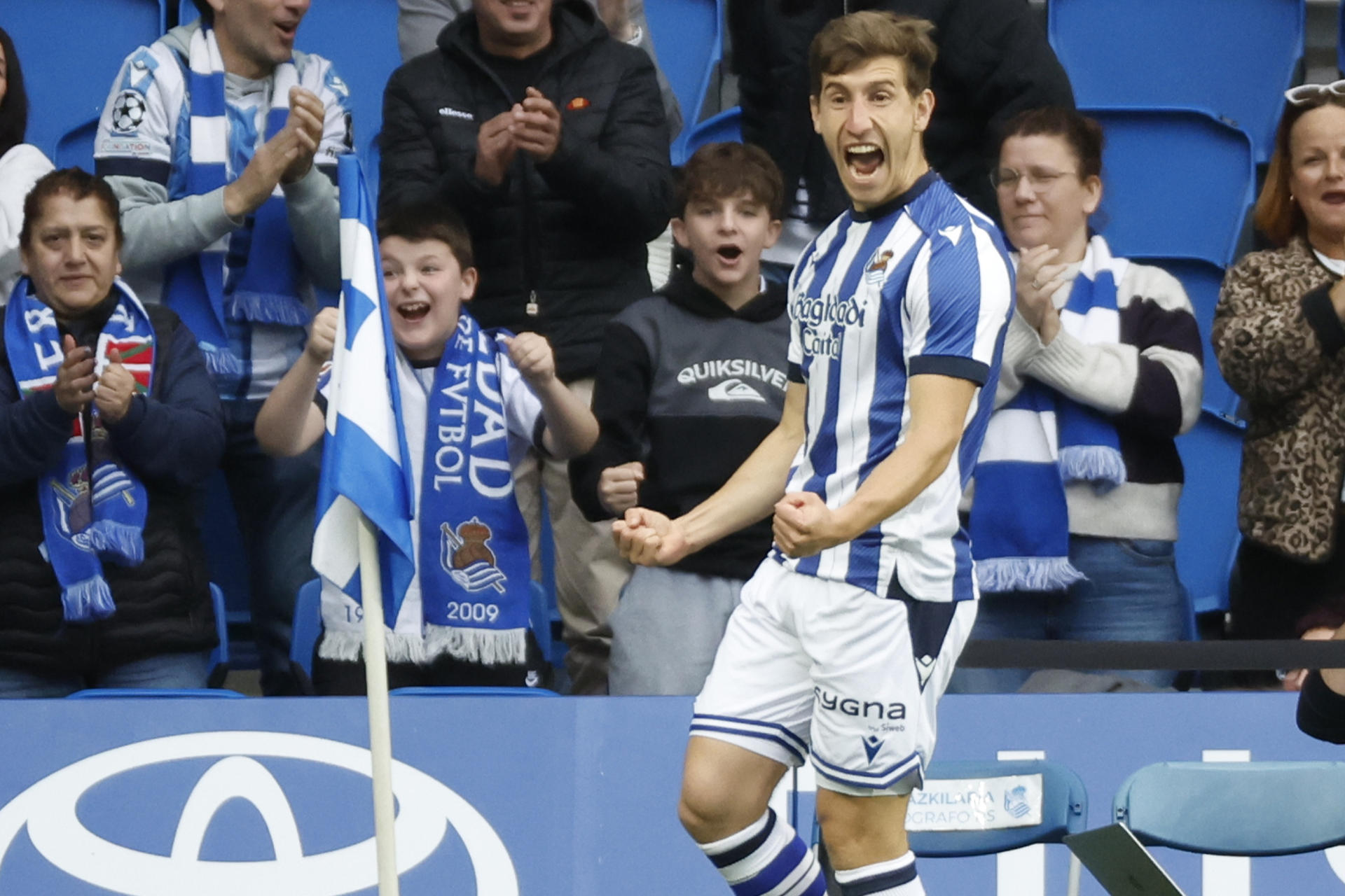 El defensa de la Real Sociedad Aihen Muñoz celebra su gol durante el partido de la jornada 37 de LaLiga que Real Sociedad y Valencia CF disputan este domingo en el estadio de Anoeta. EFE/Juan Herrero
