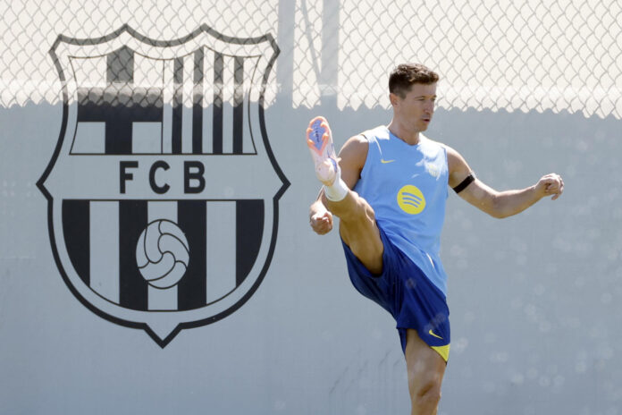 El jugador del FC Barcelona Robert Lewandowski en foto de archivo de Alberto Estevez. EFE
