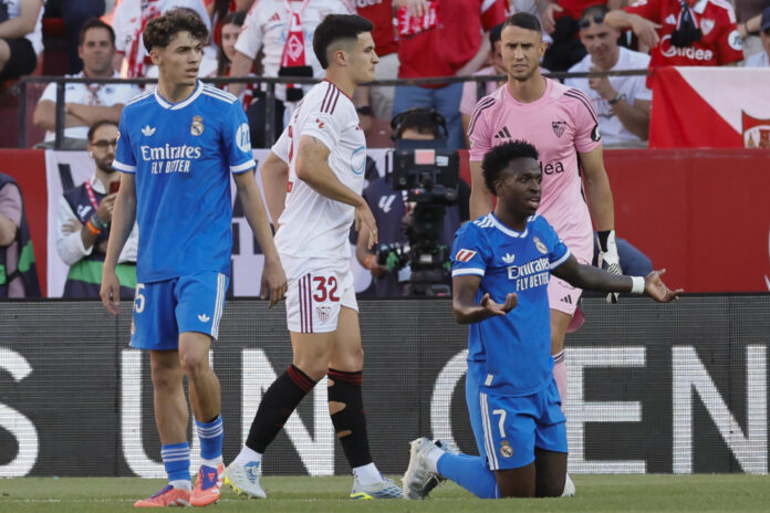 El delantero del Real Madrid Vinícius Jr (d) durante el partido de la jornada 37 de LaLiga que Sevilla FC y Real Madrid disputaron en el estadio Ramón Sánchez-Pizjuán, en Sevilla. EFE/José Manuel Vidal
