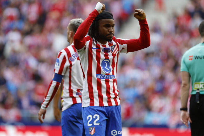 El delantero del Atlético de Madrid Ademola Lookman celebra tras marcar el 1-0 durante el encuentro de la jornada 37 de LaLiga entre Atlético de Madrid y Girona FC, este domingo en el Estadio Metropolitano de Madrid. EFE/ Mariscal
