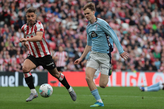 El delantero del Celta de Vigo Williot Swedberg (d) disputa un balón con el defensa del Athletic Yeray Álvarez (i) durante el encuentro de la jornada 37 de LaLiga ante el Athletic Club, este domingo en el estadio de Sna Mamés. EFE/ Luis Tejido
