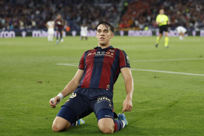 El delantero del Levante Carlos Espí celebra tras marcar el 1-0, durante el partido de la jornada 37 de LaLiga que Levante UD y RCD Mallorca disputan este domingo en el estadio Ciutat de Valencia. EFE/Ana Escobar
