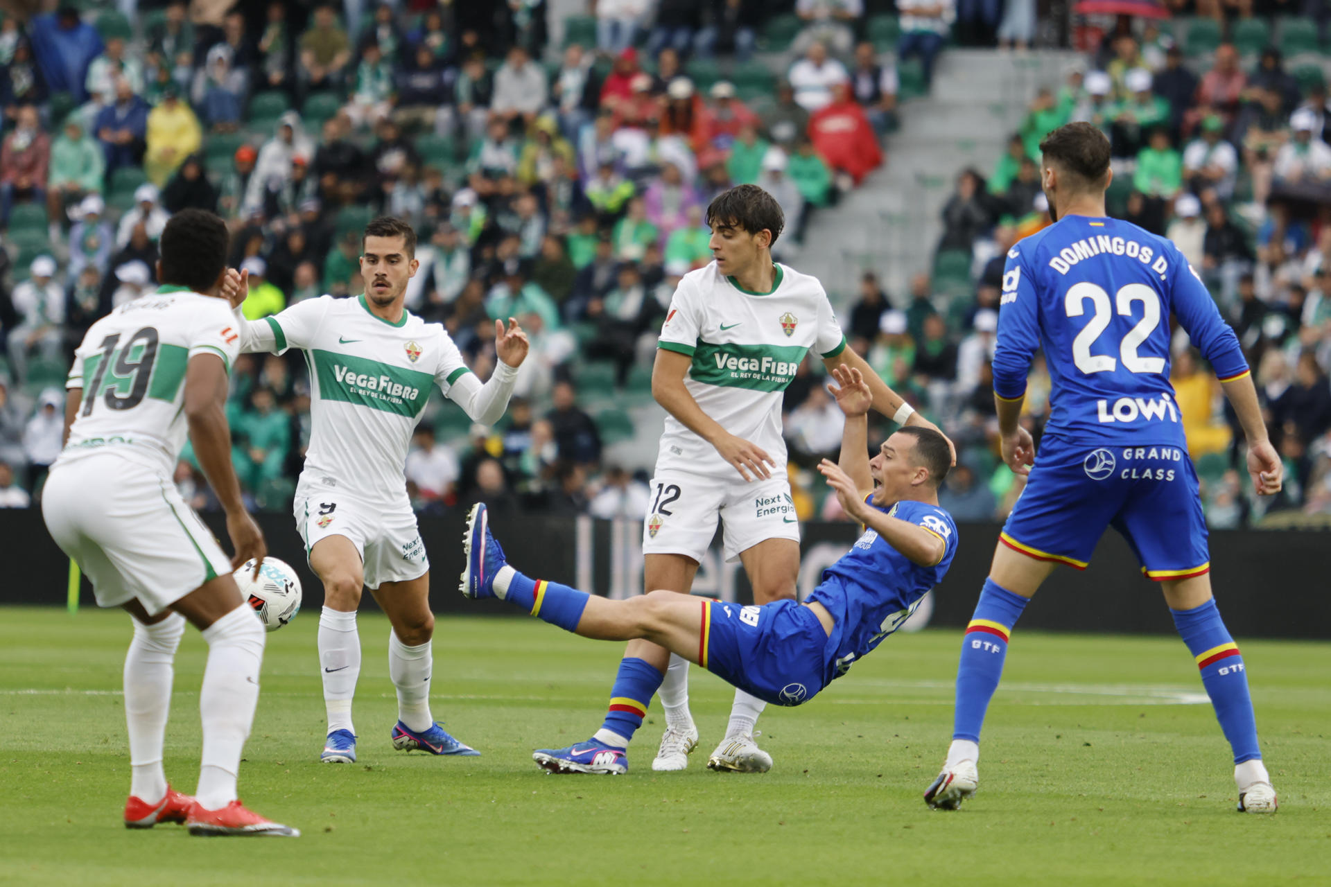 El centrocampista del Getafe Damián (c) durante el encuentro de la jornada 37 de LaLiga entre Elche CF y Getafe CF, este domingo en el Estadio Martínez Valero de elche (Alicante). EFE/ Pablo Miranzo
