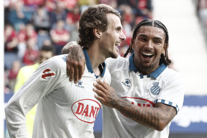 El defensa del Espanyol Carlos Romero (i) celebra su gol durante el encuentro de la jornada 37 de LaLiga entre CA Osasuna y RCD Espanyol, este domingo en el estadio de El Sadar de Pamplona. EFE/ Jesús Diges
