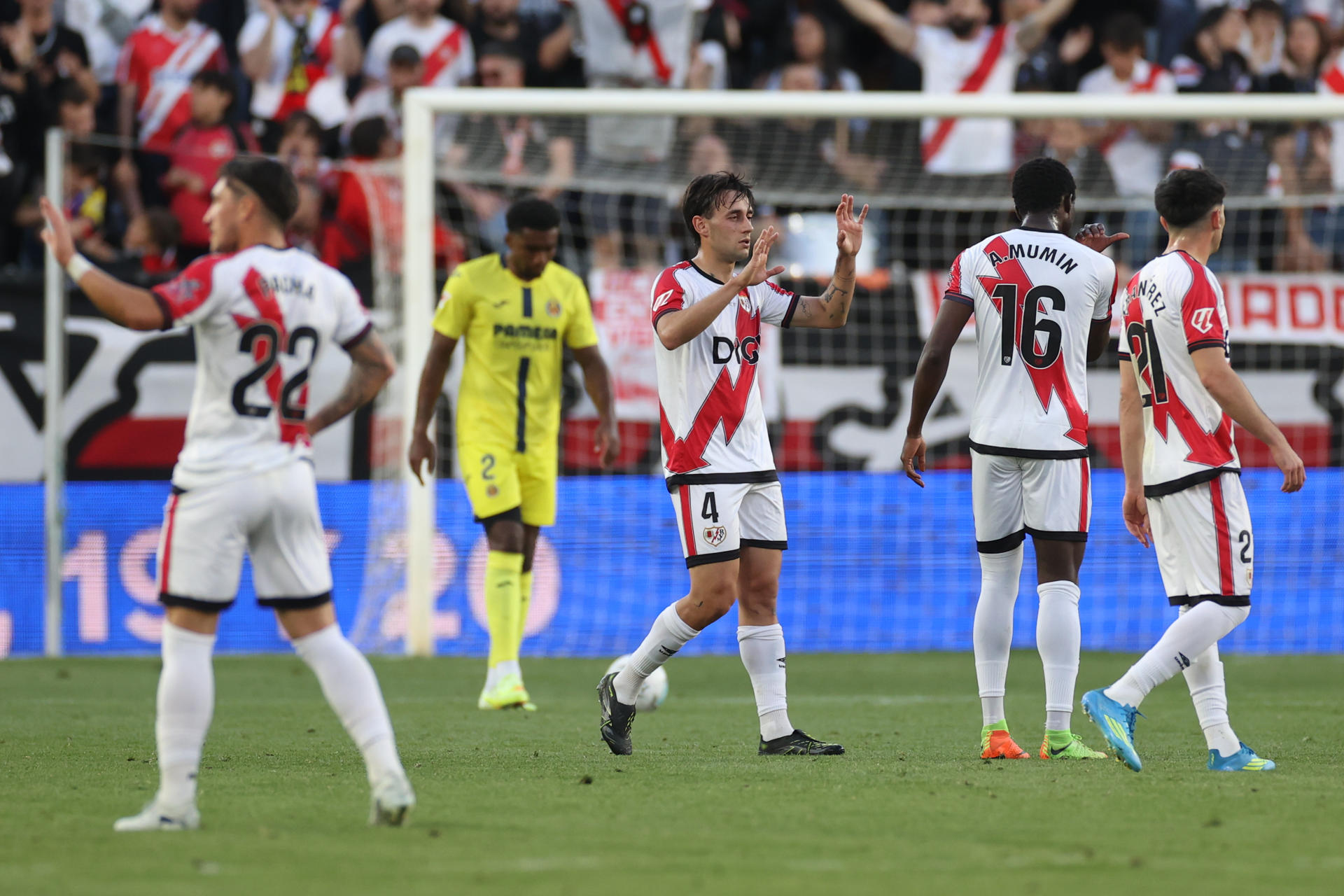 Los jugadores del Rayo celebran la victoria en el encuentro de la jornada 37 de LaLiga entre Rayo Vallecano y Villarreal CF, este domingo en el estadio de Vallecas, en Madrid. EFE/ Víctor Lerena
