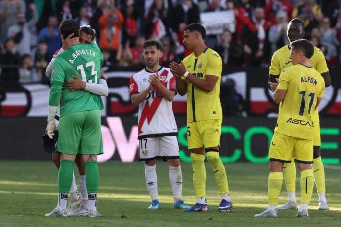 El centrocampista del Rayo Óscar Trejo abraza a Batalla antes de abandonar el campo durante el encuentro de la jornada 37 de LaLiga entre Rayo Vallecano y Villarreal CF, este domingo en el estadio de Vallecas, en Madrid. EFE/ Víctor Lerena
