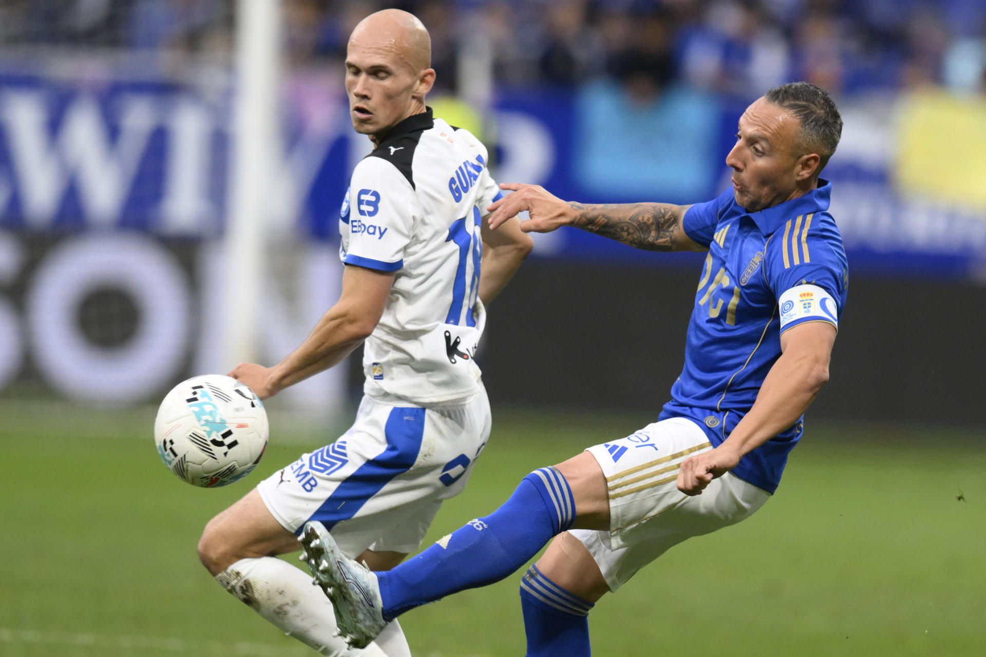 El centrocampista del Oviedo Santi Cazorla (d) disputa un balón con el centrocampista del Alavés Jon Guridi (i) durante el encuentro de la jornada 37 de LaLiga entre el Real Oviedo y el Deportivo Alavés, este domingo en el Estadio Carlos Tartiere de Oviedo. EFE/ Eloy Alonso
