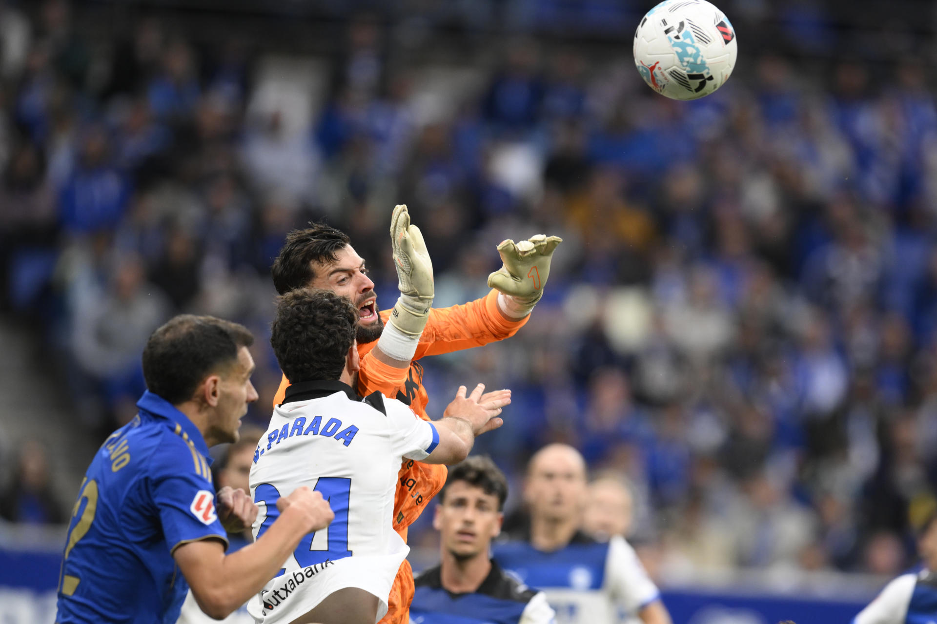El guardameta del Alavés, Antonio Sivera (d), despeja un balón durante el encuentro de la jornada 37 de LaLiga entre el Real Oviedo y el Deportivo Alavés, este domingo en el Estadio Carlos Tartiere de Oviedo. EFE/ Eloy Alonso
