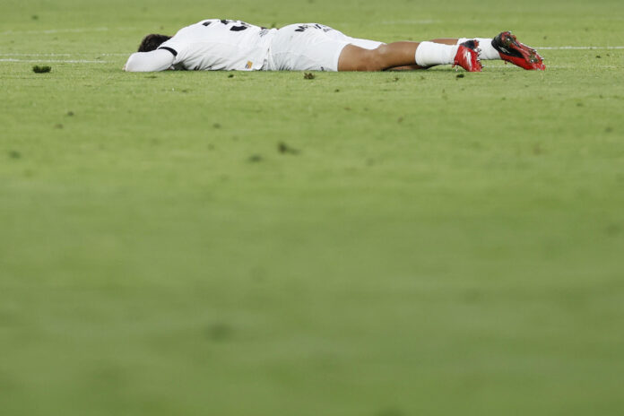 El defensa del Mallorca Javier Olaizola al finalizar el partido de la jornada 37 de LaLiga que Levante UD y RCD Mallorca disputaron este domingo en el estadio Ciutat de Valencia. EFE/Ana Escobar
