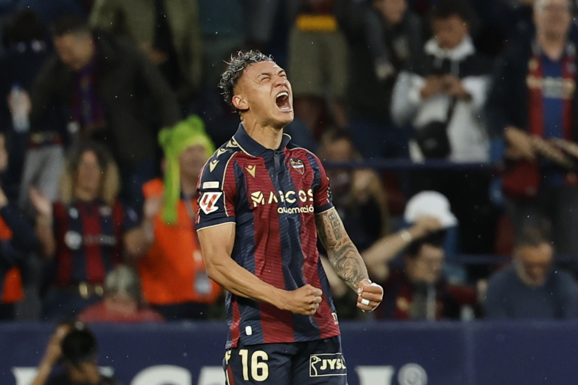 El centrocampista hondureño del Levante Kervin Arriaga celebra su gol, segundo del equipo valenciano ante el Mallorca, durante el partido de la jornada 37 de LaLiga que Levante UD y RCD Mallorca disputaron en el estadio Ciutat de Valencia. EFE/Ana Escobar
