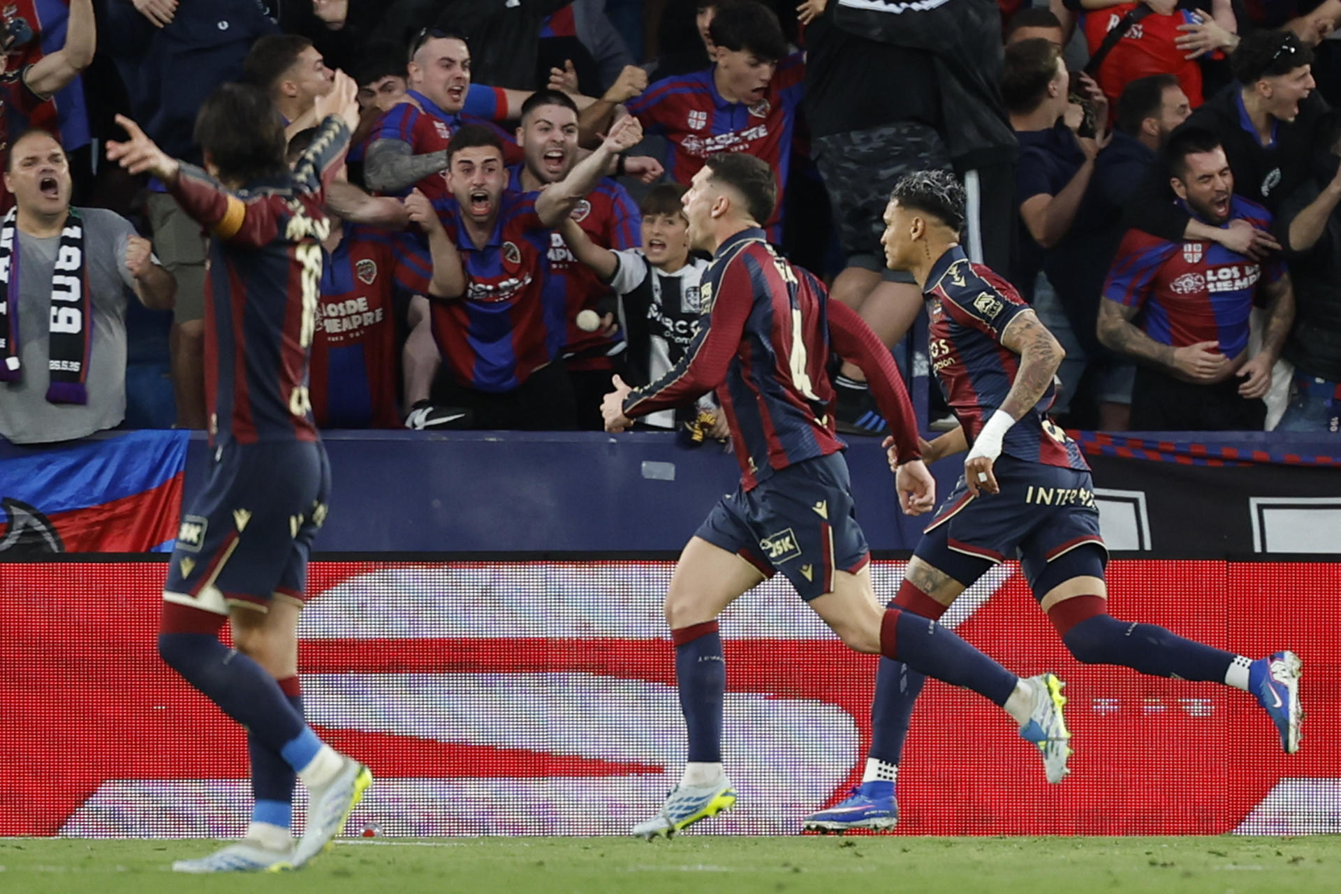 El centrocampista hondureño del Levante Kervin Arriaga (d) celebra su gol, segundo del equipo valenciano ante el Mallorca, durante el partido de la jornada 37 de LaLiga que Levante UD y RCD Mallorca disputaron en el estadio Ciutat de Valencia. EFE/Ana Escobar
