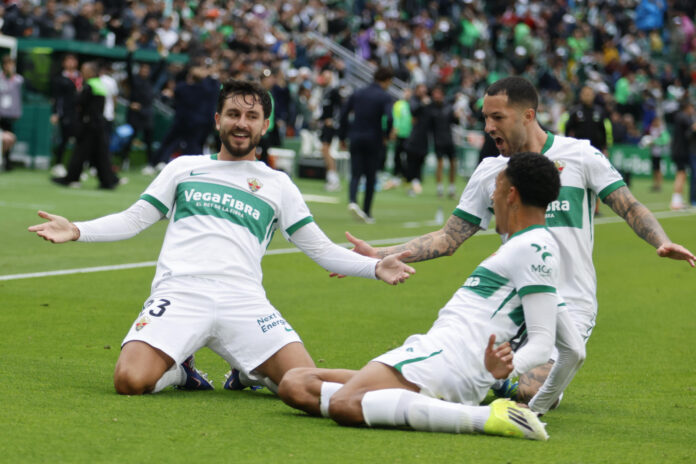 El defensa del Elche Víctor Chust (i) celebra tras marcar el 1-0 durante el encuentro de la jornada 37 de LaLiga entre Elche CF y Getafe CF, este domingo en el Estadio Martínez Valero de elche (Alicante). EFE/ Pablo Miranzo
