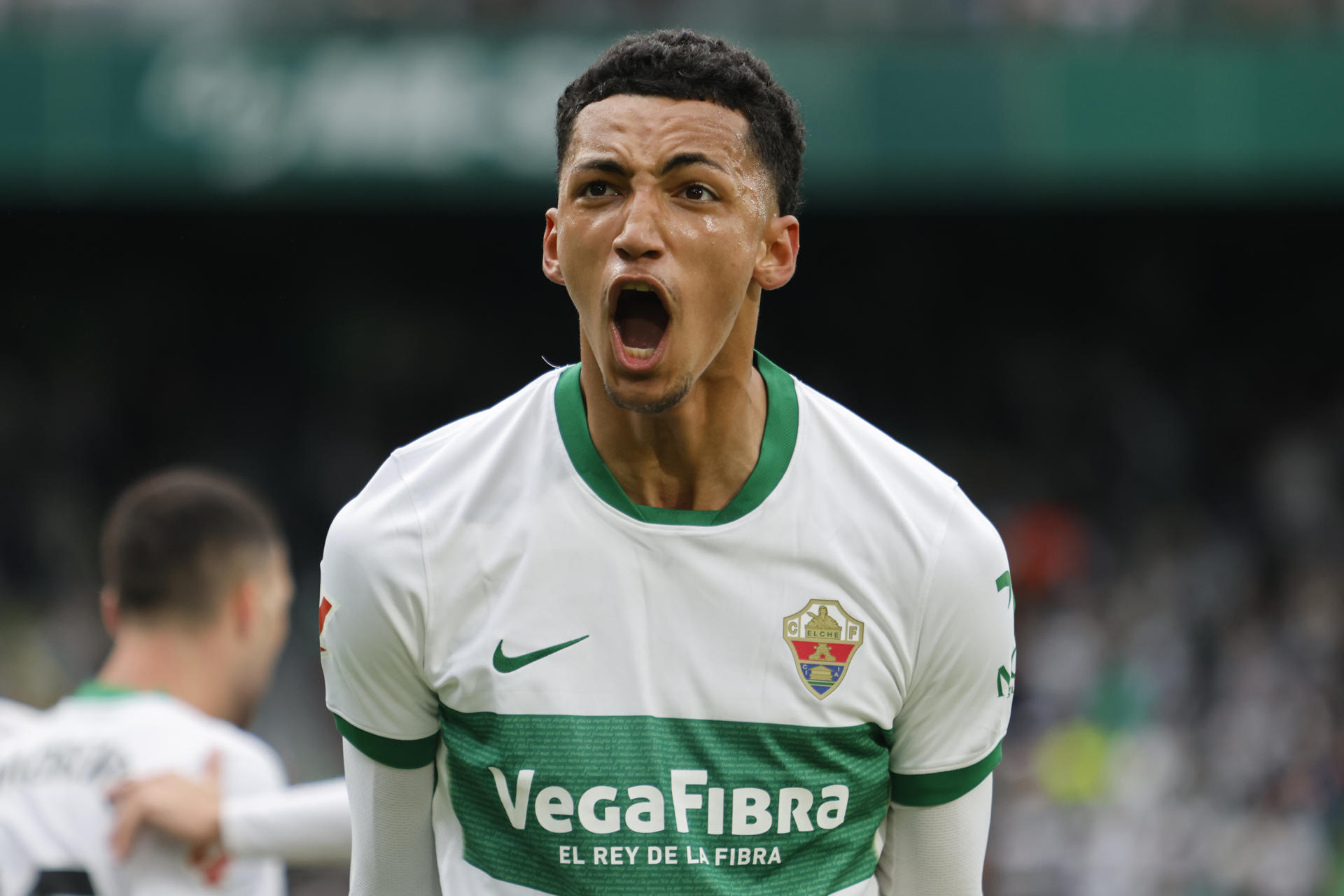 El delantero del Elche Álvaro Rodríguez celebra el 1-0 durante el encuentro de la jornada 37 de LaLiga entre Elche CF y Getafe CF, este domingo en el Estadio Martínez Valero de elche (Alicante). EFE/ Pablo Miranzo
