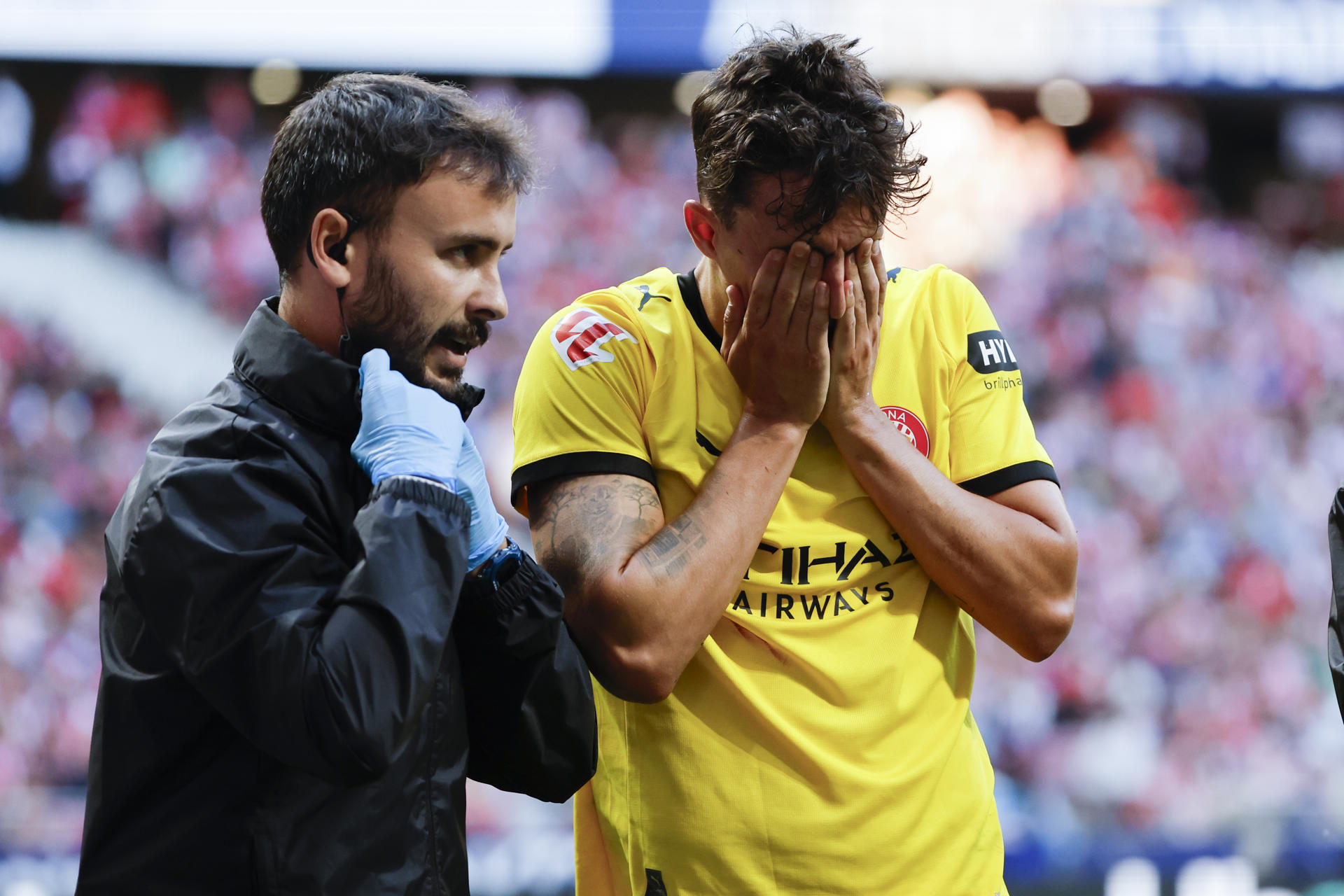 El defensa del Girona Alejandro Francés (c) se duele tras una acción durante el encuentro de la jornada 37 de LaLiga entre Atlético de Madrid y Girona FC, este domingo en el Estadio Metropolitano de Madrid. EFE/ Mariscal
