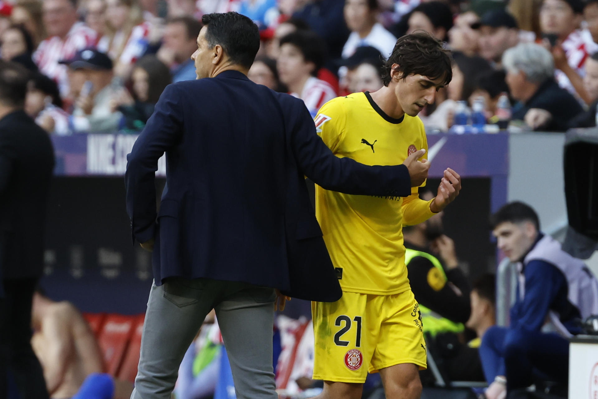 Bryan Gil, del Girona, abandona el terreno de juego durante el encuentro de la jornada 37 de LaLiga entre Atlético de Madrid y Girona FC, este domingo en el Estadio Metropolitano de Madrid. EFE/ Mariscal

