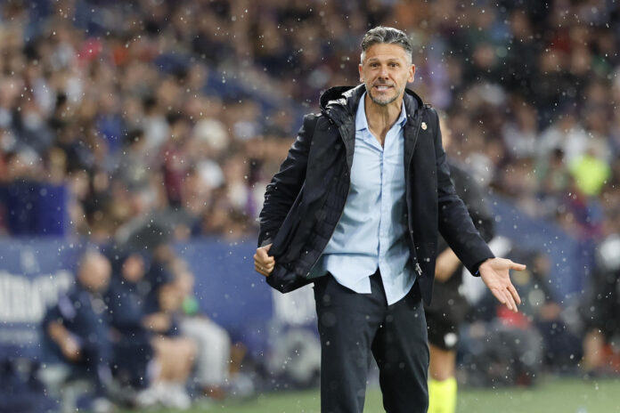 El entrenador del Mallorca, Martín Demichelis, durante el partido de la jornada 37 de LaLiga que Levante UD y RCD Mallorca disputaron en el estadio Ciutat de Valencia. EFE/Ana Escobar

