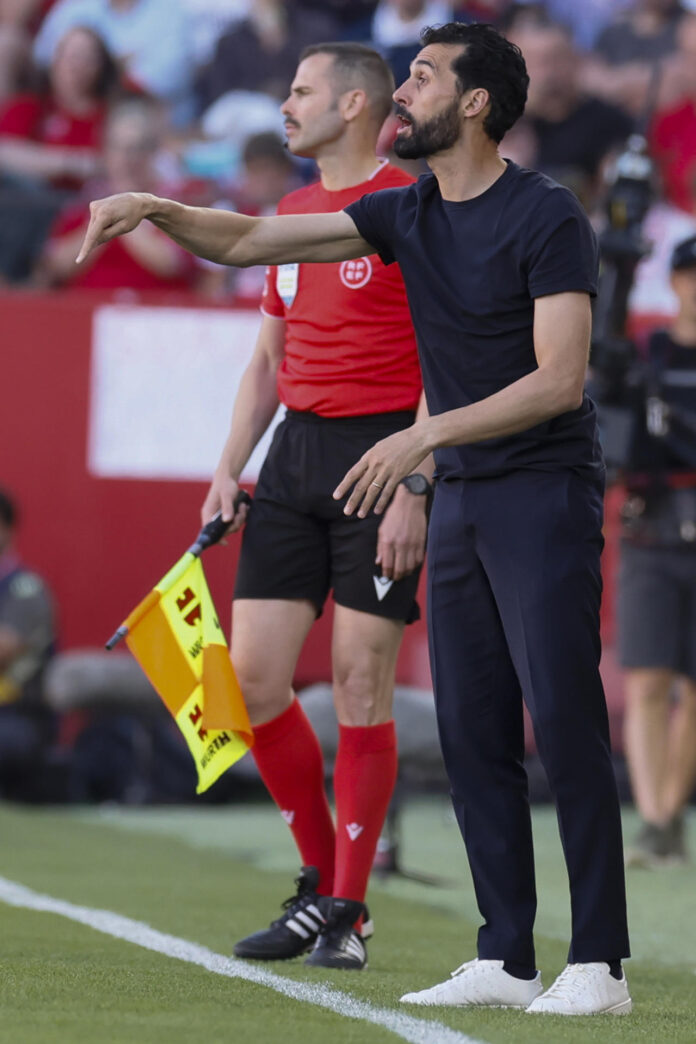 El entrenador del Real Madrid, Álvaro Arbeloa, durante el partido de la jornada 37 de LaLiga que Sevilla FC y Real Madrid disputaron en el estadio Ramón Sánchez-Pizjuán, en Sevilla. EFE/José Manuel Vidal
