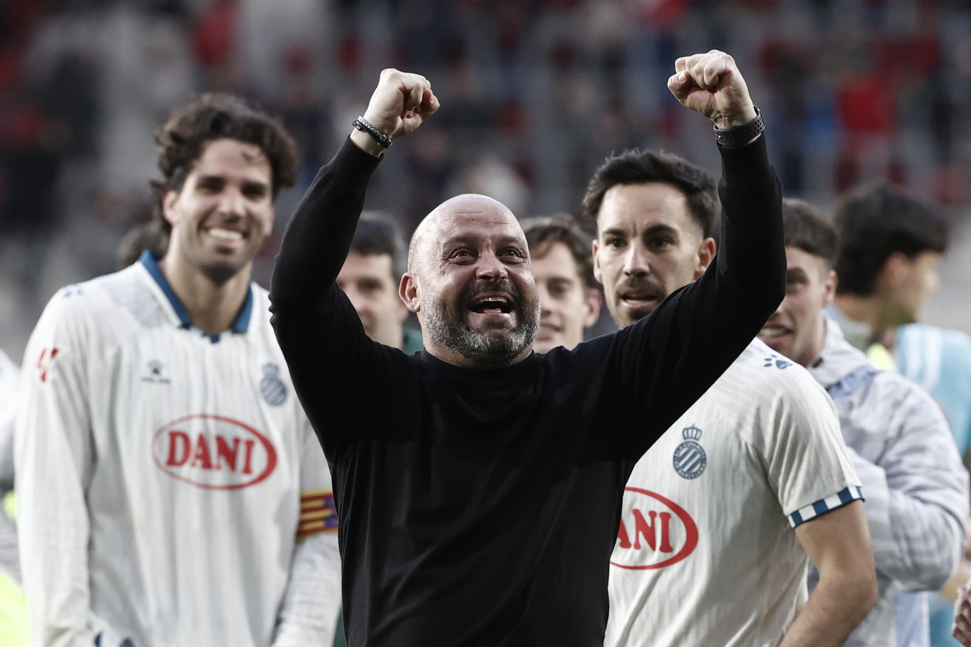 El entrenador del Espanyol, Manolo González (c), y sus jugadores celebran la victoria en el encuentro de la jornada 37 de LaLiga entre CA Osasuna y RCD Espanyol, este domingo en el estadio de El Sadar de Pamplona. EFE/ Jesús Diges