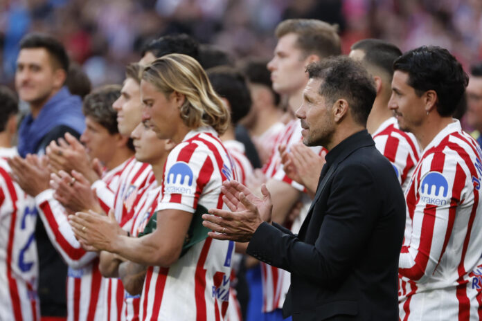 Los jugadores del Atlético de Madrid y su entrenador, Diego 'Cholo' Simeone (2d), durante el homenaje al delantero Antoine Griezmann tras el encuentro de la jornada 37 de LaLiga entre Atlético de Madrid y Girona FC, este domingo en el Estadio Metropolitano de Madrid. EFE/ Mariscal
