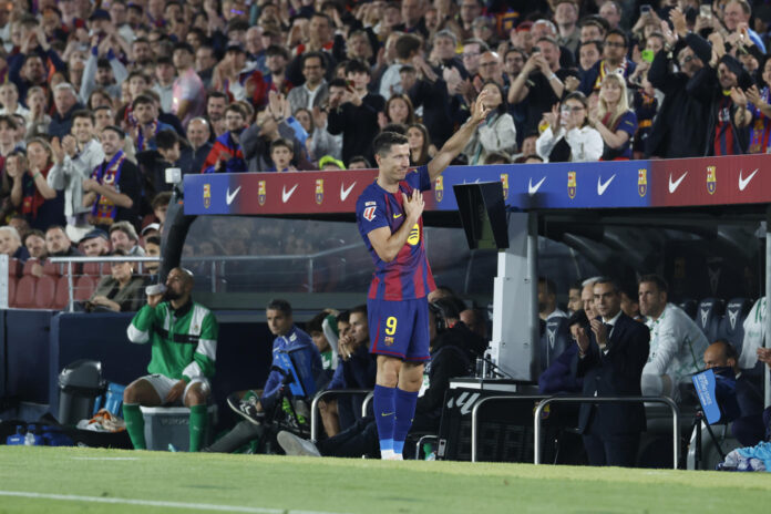 El delantero del Barcelona Robert Lewandowski saluda a los aficionados al ser sustituido, durante el partido de la jornada 37 de LaLiga que FC Barcelona y Real Betis disputan este domingo en el Camp Nou. EFE/Marta Pérez
