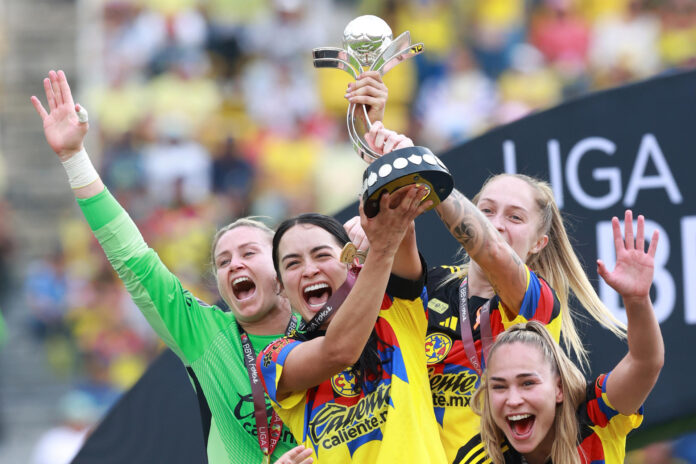 Jugadoras de América celebran con el trofeo de campeonas este domingo, al ganar la final del torneo Clausura 2026 de la Liga MX Femenil ante Monterrey, en el estadio Ciudad de los Deportes en Ciudad de México (México). EFE/ Alex Cruz
