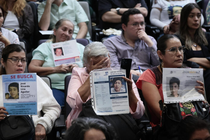 Familiares de víctimas de desaparición, sostienen carteles durante una rueda de prensa en Ciudad de México (México). Imagen de archivo. EFE/ José Méndez
