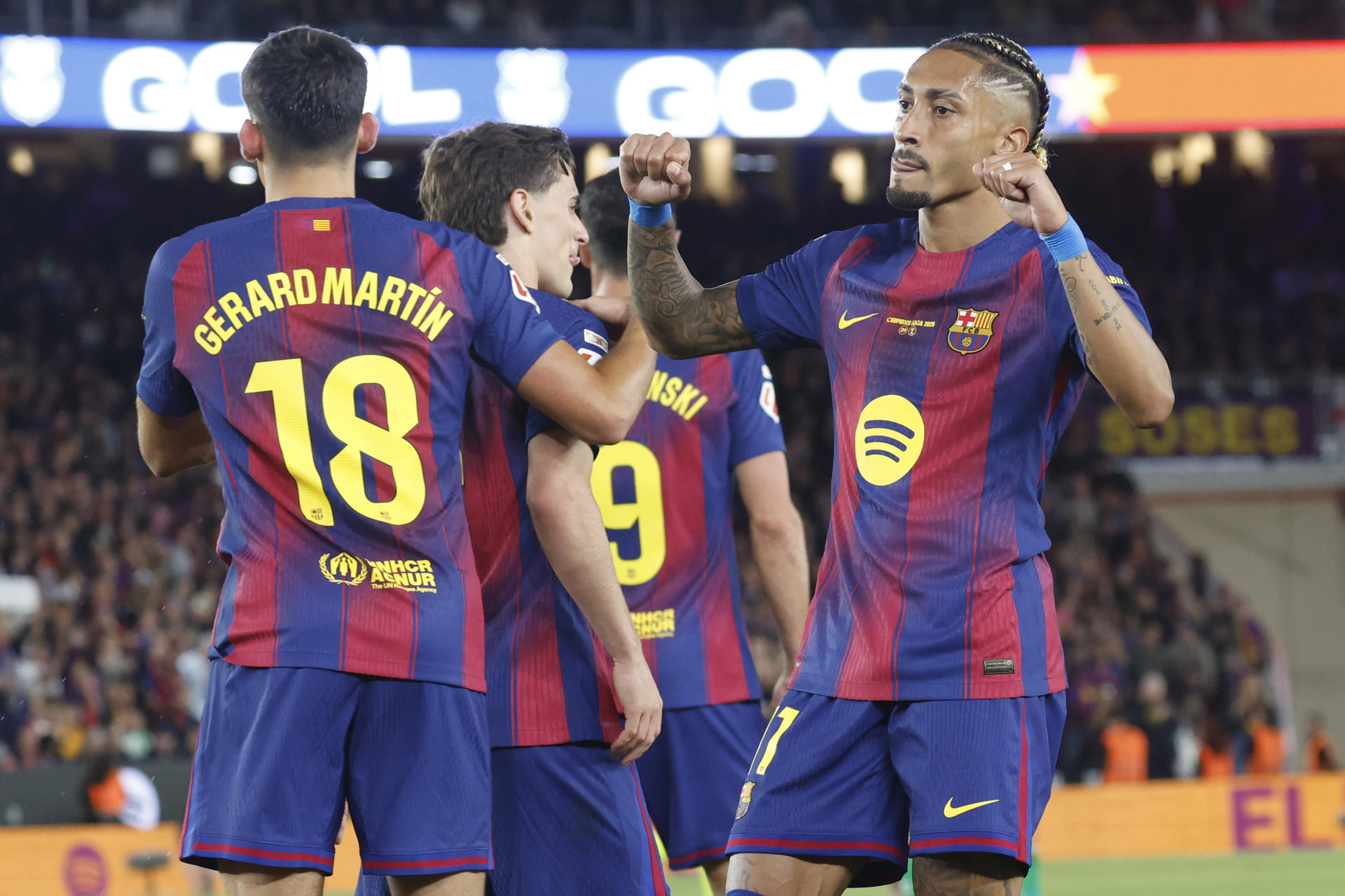 El delantero del FC Barcelona Raphinha (d) celebra tras marcar el 2-0 durante el partido de la jornada 37 de LaLiga que FC Barcelona y Real Betis disputaron en el Camp Nou. EFE/Marta Pérez
