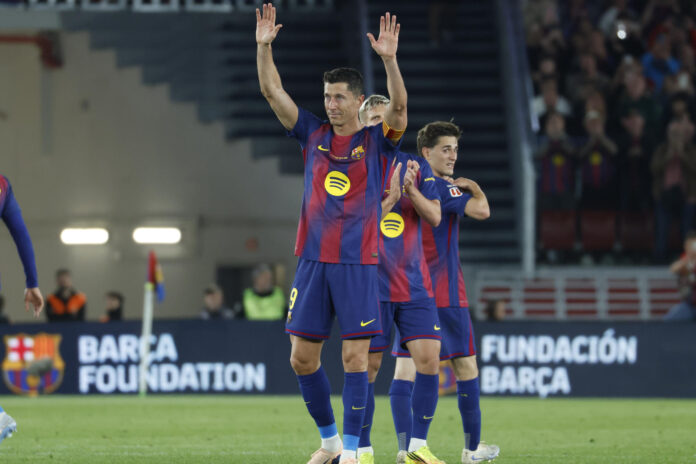 El delantero del Barcelona Robert Lewandowski saluda a los aficionados al ser sustituido, durante el partido de la jornada 37 de LaLiga que FC Barcelona y Real Betis disputan este domingo en el Camp Nou. EFE/Marta Pérez
