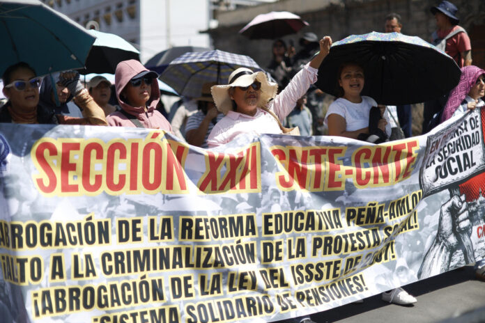 Maestros de la Coordinadora Nacional de Trabajadores de la Educación (CNTE) protestan en Ciudad de México (México). Imagen de archivo. EFE/ Sáshenka Gutiérrez
