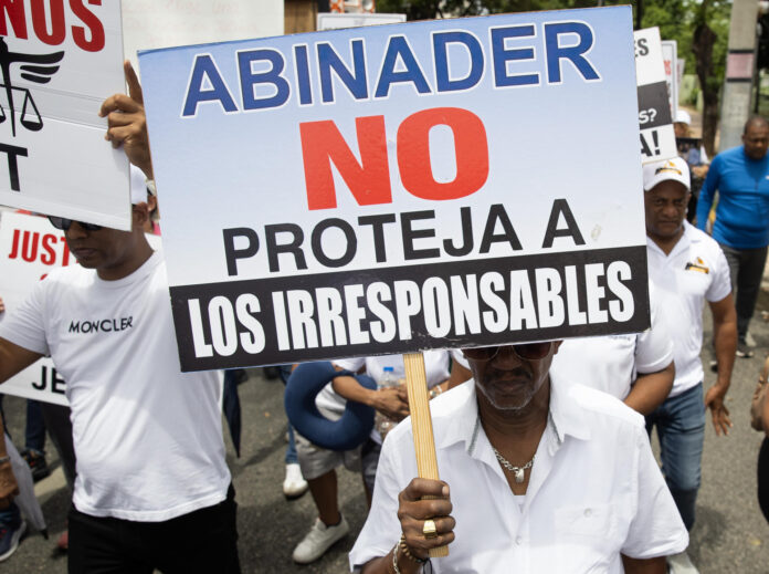 Sobrevivientes, familiares de víctimas y simpatizantes participan una marcha este domingo, para exigir una recalificación jurídica del caso que se le sigue a los hermanos Antonio y Maribel Espaillat por el colapso del techo de la discoteca Jet Set, en Santo Domingo (República Dominicana). EFE/ Orlando Barría
