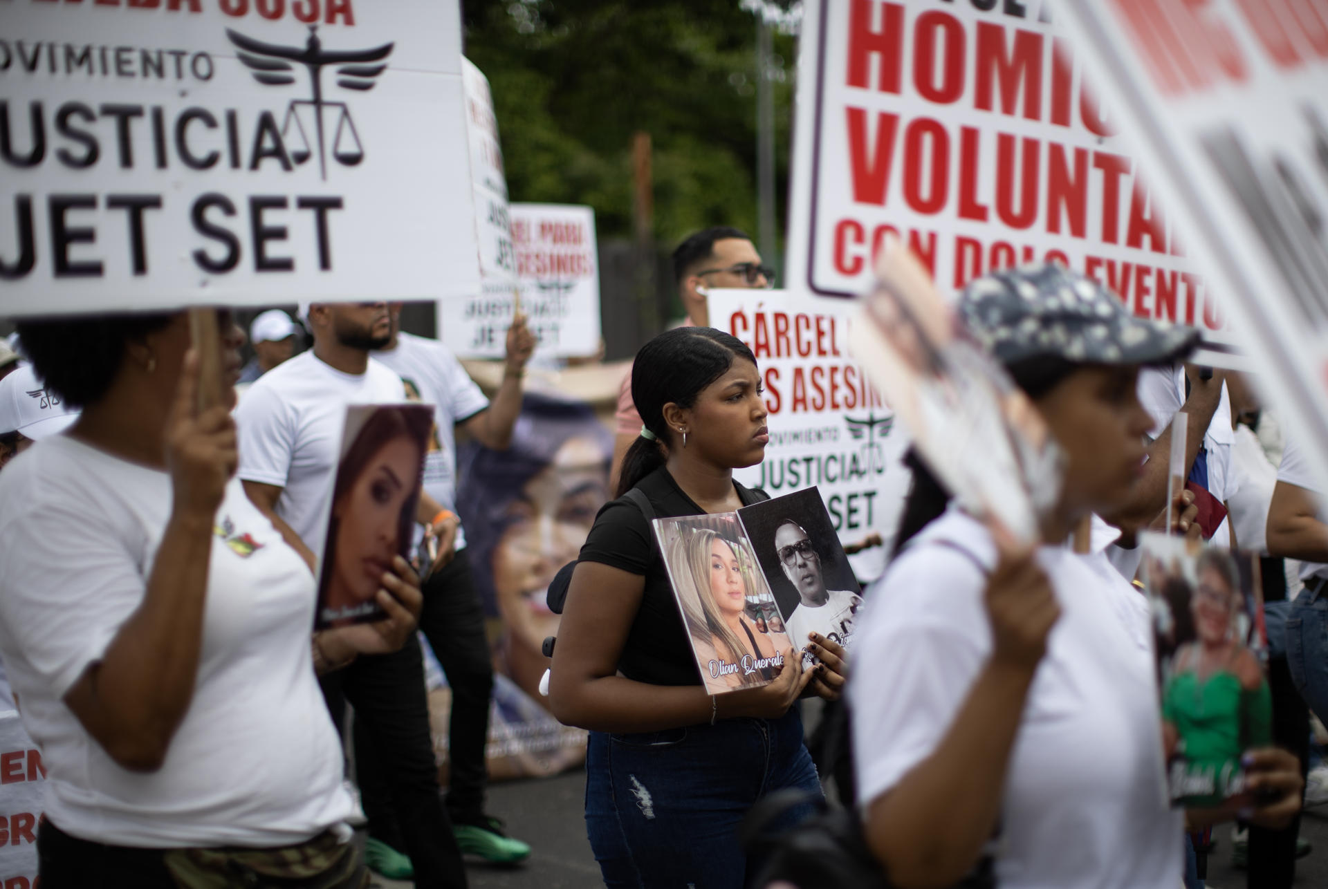Sobrevivientes, familiares de víctimas y simpatizantes participan una marcha este domingo, para exigir una recalificación jurídica del caso que se le sigue a los hermanos Antonio y Maribel Espaillat por el colapso del techo de la discoteca Jet Set, en Santo Domingo (República Dominicana). EFE/ Orlando Barría
