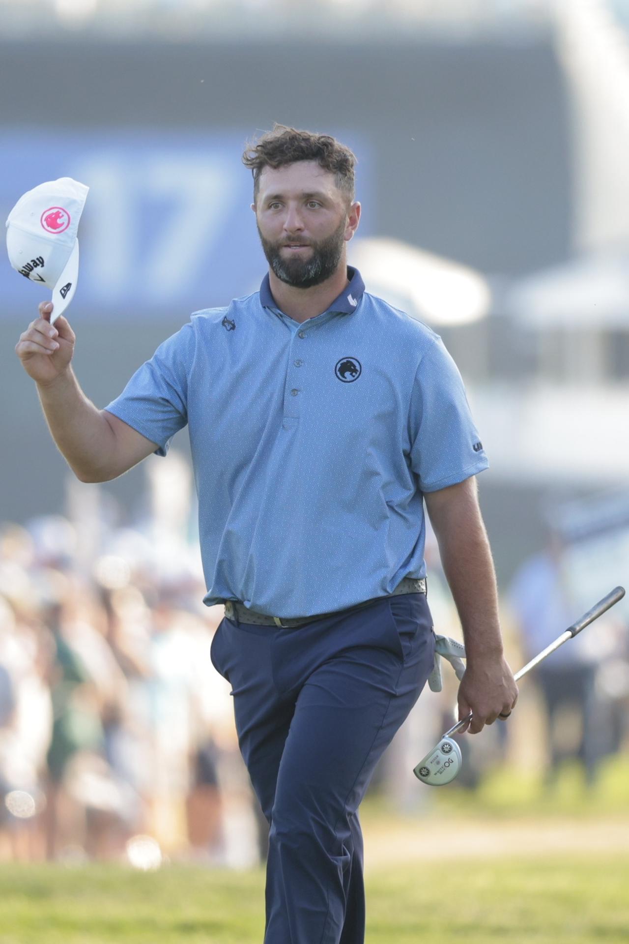 El español Jon Rahm camina hacia el green del hoyo 18 durante el PGA Championship de 2026 en el Aronimink Golf Club de Newtown Square, Pensilvania (EE.UU.). EFE/STEVE FALK
