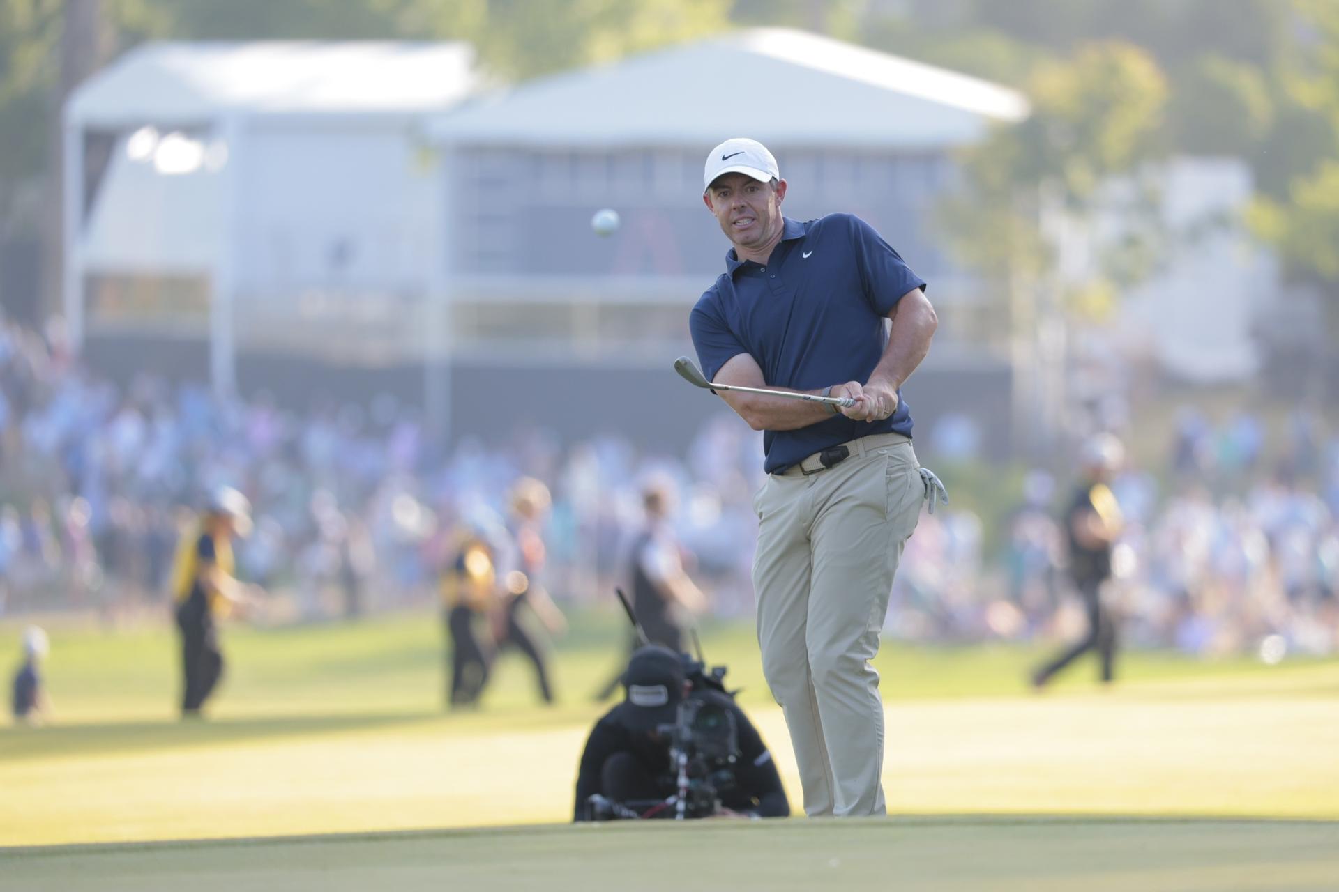 El norirlandés Rory McIlroy golpea hacia el green durante el Campeonato de la PGA de 2026 en el Aronimink Golf Club en Newtown Square, Pensilvania (EE.UU.). EFE/STEVE FALK
