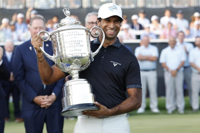 El británico Aaron Rai sostiene el trofeo tras ganar la ronda final del Campeonato de la PGA de 2026 en Aronimink Golf Club en Newtown Square, Pensilvania (EE.UU.). EFE/STEVE FALK
