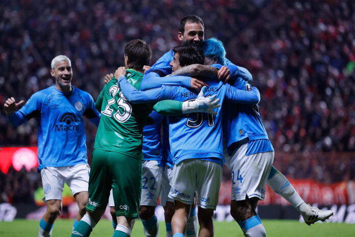 Jugadores de Belgrano de Córdoba celebran este domingo al ganar en la semifinal del torneo Apertura ante Argentinos Juniors en el estadio Diego Armando Maradona, en Buenos Aires. EFE/ Juan Ignacio Roncoroni
