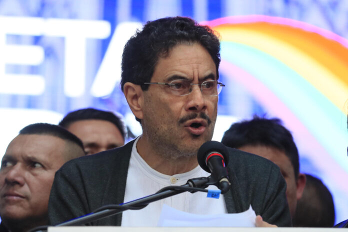 El senador y candidato a la Presidencia de Colombia por el partido Pacto Histórico, Iván Cepeda, habla durante un evento de campaña este domingo, en Bogotá (Colombia). EFE/ Carlos Ortega

