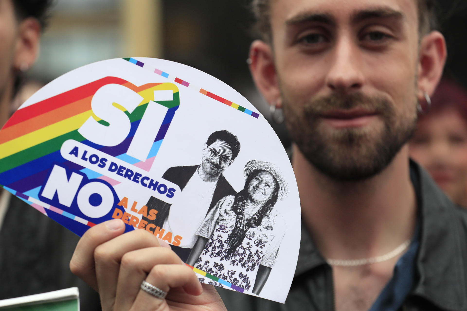 Un simpatizante del senador y candidato a la Presidencia de Colombia por el partido Pacto Histórico, Iván Cepeda, asiste a un evento de campaña este domingo, en Bogotá (Colombia). EFE/ Carlos Ortega
