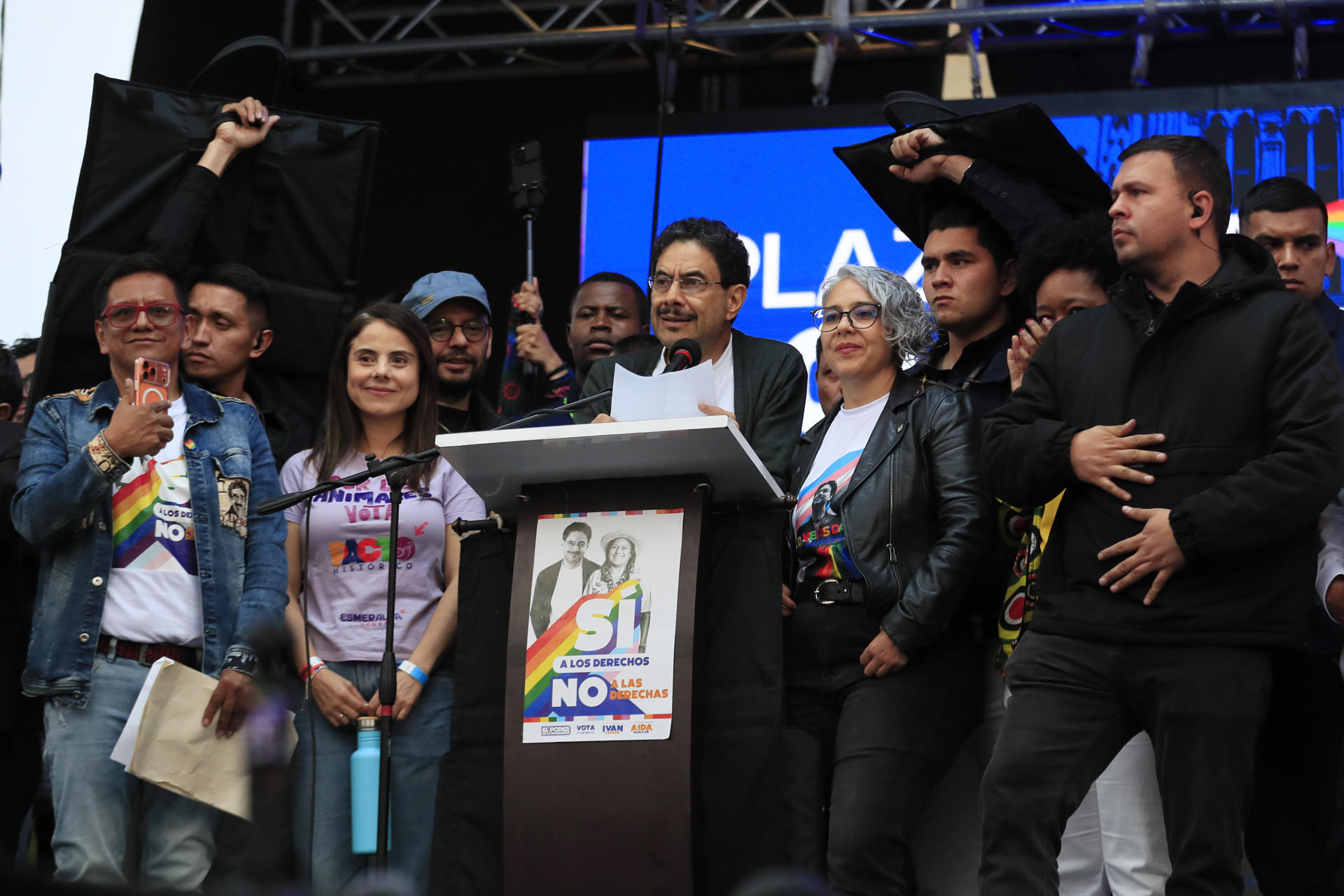 El senador y candidato a la Presidencia de Colombia por el partido Pacto Histórico, Iván Cepeda, habla durante un evento de campaña este domingo, en Bogotá (Colombia). EFE/ Carlos Ortega
