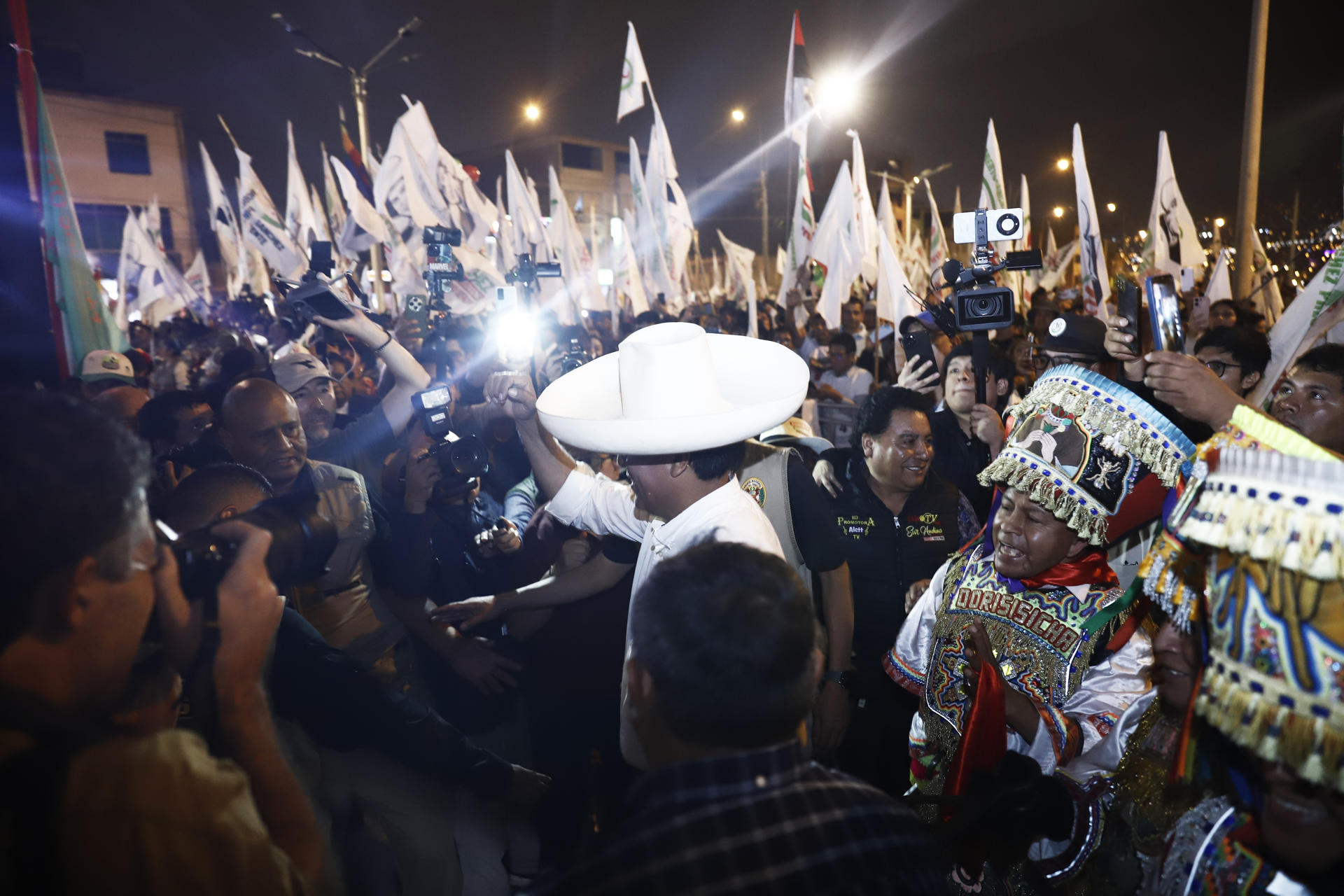 El candidato a la Presidencia de Perú por el partido Juntos por el Perú, Roberto Sánchez, saluda a simpatizantes a su llegada a un evento de campaña este domingo, en Lima (Perú). EFE/ Sebastián Blanco Salazar
