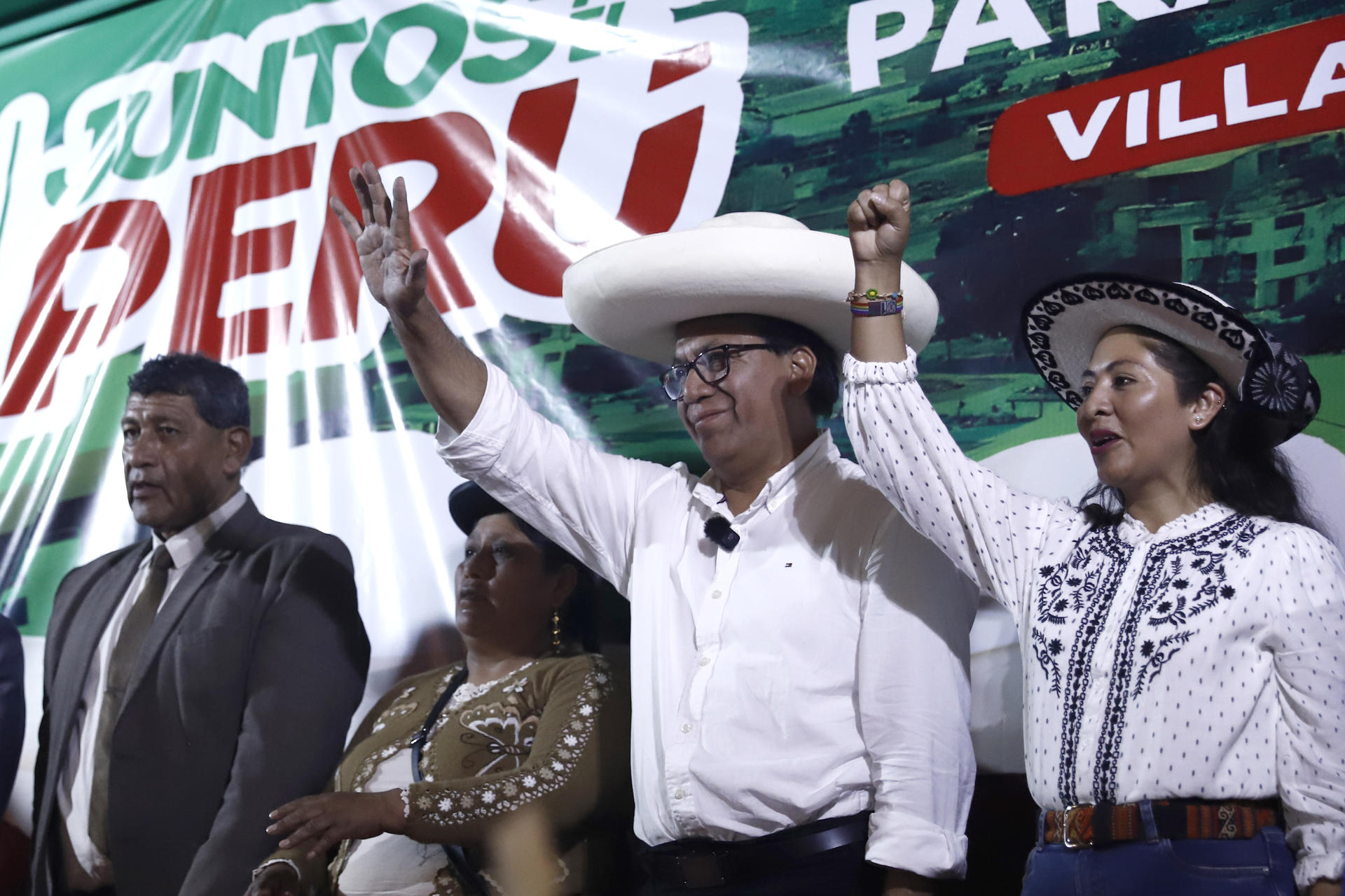 El candidato a la Presidencia de Perú por el partido Juntos por el Perú, Roberto Sánchez, y la candidata a la primera vicepresidencia, Anali Márquez Huanca, asisten a un evento de campaña este domingo, en Lima (Perú). EFE/ Sebastián Blanco Salazar
