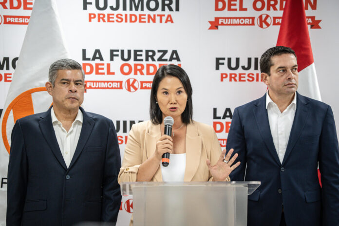 La derechista Keiko Fujimori (c), candidata a la Presidencia de Perú, habla este 17 de mayo de 2026, en una rueda de prensa, en Lima (Perú). EFE/ John Reyes Mejia
