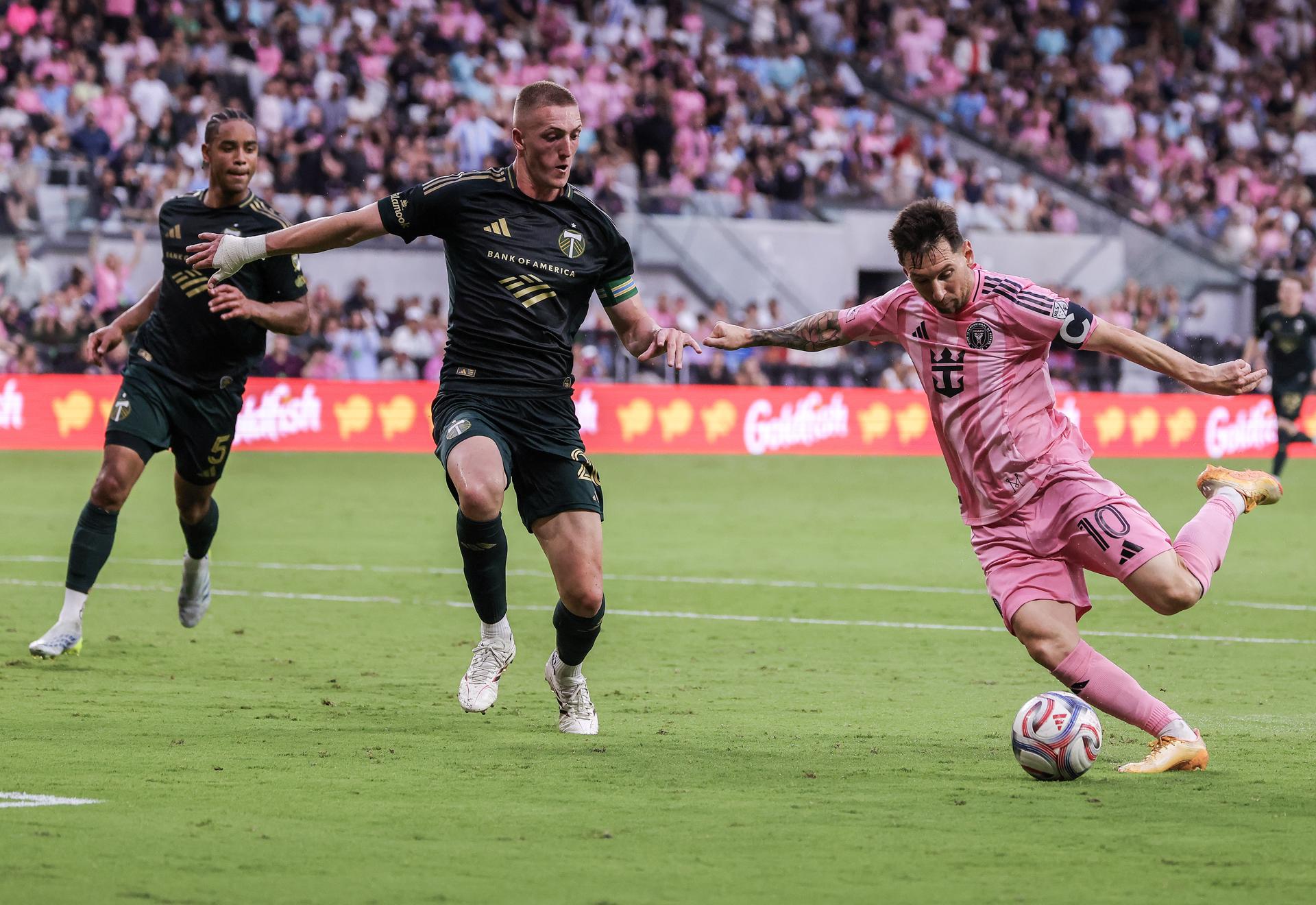 Lionel Messi, del Inter Miami (d), en acción contra el defensa central de Portland Timbers Finn Surman (c) durante el partido de la MLS entre Inter Miami CF y Portland Timbers en el Nu Stadium en Miami, Florida (EE.UU.). EFE/CRISTOBAL HERRERA-ULASHKEVICH
