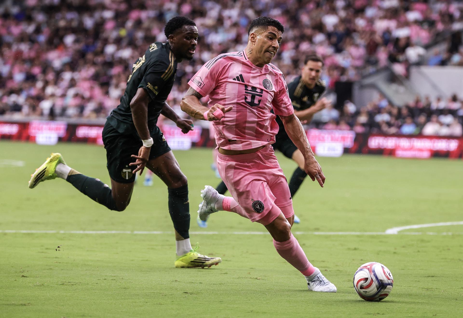 Luis Suárez, del Inter Miami (d), en acción contra el centrocampista central de Portland Timbers Diego Chará durante el partido de la MLS entre Inter Miami y Portland Timbers en el Nu Stadium de Miami, Florida (EE.UU.). EFE/CRISTOBAL HERRERA-ULASHKEVICH

