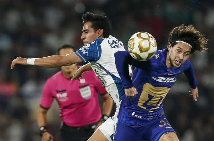 Jordan Carrillo (d), de Pumas UNAM, disputa un balón con Elías Montiel, de Pachuca, durante un partido por las semifinales de la Liga MX entre Pumas UNAM y Pachuca en el estadio Olímpico Universitario en Ciudad de México (México). EFE/Isaac Esquivel
