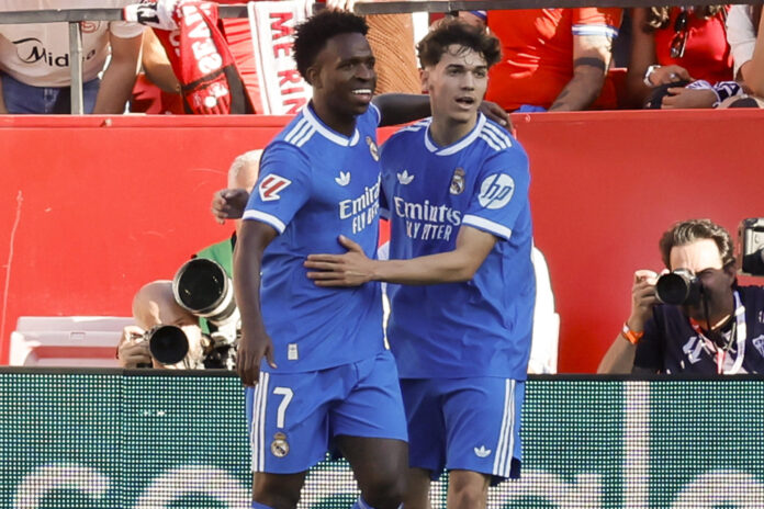El delantero del Real Madrid Vinicius Jr. (i) celebra su gol durante el partido de la jornada 37 de LaLiga contra el Sevilla FC. EFE/José Manuel Vidal
