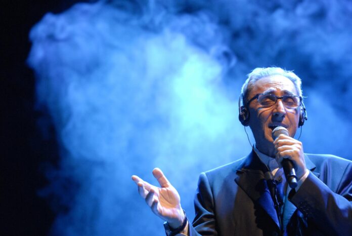 El cantante italiano Franco Battiato, durante el concierto que ofreció el 29 de septiembre de 2007 en el Palacio Municipal de Congresos de Madrid. EFE/Kiko Huesca/Archivo.
