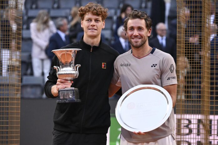 El italiano Jannik Sinner (I) y el noruego Casper Ruud posan con sus trofeos del Abierto de italia. EFE/EPA/RICCARDO ANTIMIANI
